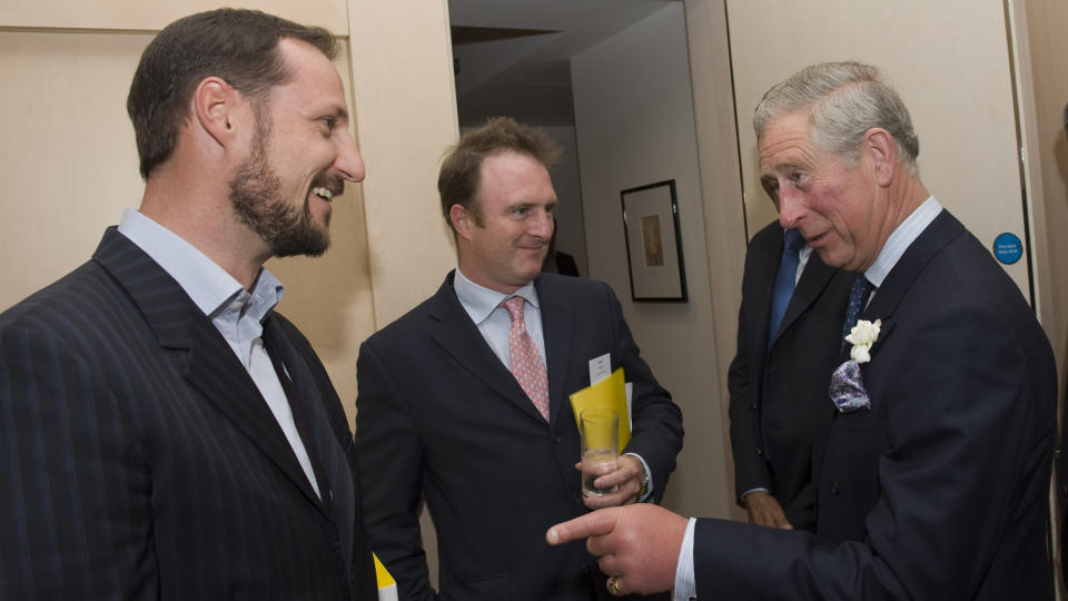 STENGER D�RENE: The Times-redakt�r James Harding, her mellom prins Charles og kronprins Haakon under et Google-arrangement i mai, stenger nettutgaven for ikke betalende fra neste v�r. Foto: SCANPIX
