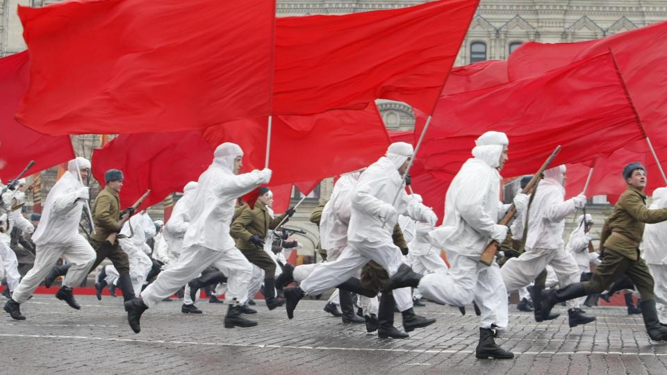 RUSSISKE SOLDATER: I parade i Moskva med historiske uniformer. Foto: REUTERS/Denis Sinyakov/Scanpix