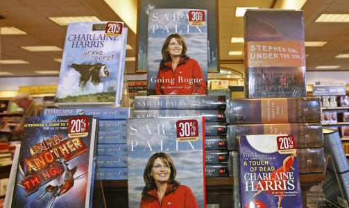 TIL SALGS: Palin-boka er ute. Foto: AP Photo/George Frey/Scanpix