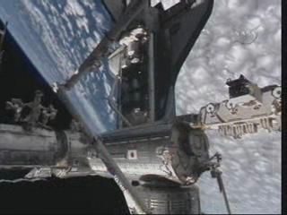 P� PLASS: Atlantis har lagt til ISS. Sammenkoblingen skjedde over havet mellom Tasmania og Australia. Foto: NASA TV