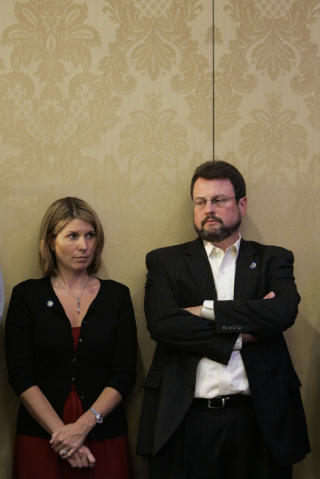 SL�R TILBAKE MOT PALIN: Nicolle Wallace, her fotografert sammen med Randy Scheunemann, ogs� han McCain-r�dgiver i august i fjor. Foto: AP Photo/Mary Altaffer/Scanpix