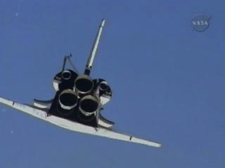 ROMSALTO: Under den s�kalte Rendezvous pitch maneuver (RPM) tar romferja baklengssalto, slik at ISS-astronautene kan fotografere undersiden p� jakt etter skader. Varmeskjoldet er sv�rt skj�rt og kan bli truffet av gjenstander under oppskyting. Foto: SCANPIX/NASA TV