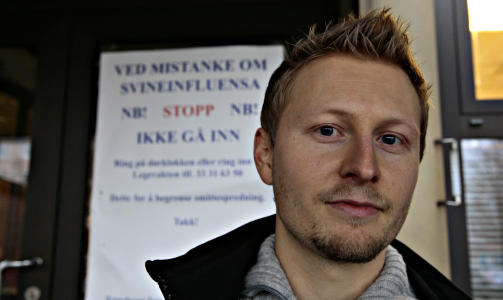 ENGASJERT SELGER: Kjetil Dreyer er ihuga motstander av myndighetenes massevaksinering, men har ogs� egen nettbutikk der han selger et vidundermiddel som if�lge legemiddelverket er ulovlig markedsf�rt som medisin. Foto: ARNT E. FOLVIK