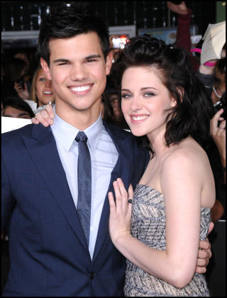 UNGE STJERNER: Taylor Lautner and Kristen Stewart har f�tt en katapult-karriere med Twilight-filmene. Foto: SCANPIX