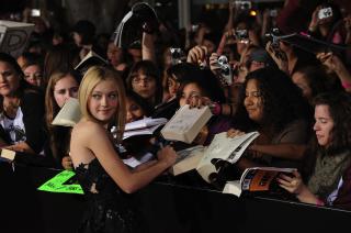 BARNESTJERNE: Dakota Fanning (15), som ble kjent allerede som 6-�ring, stjal showet p� New Moon-premieren i Los Angeles. Foto: STELLA PICTURES