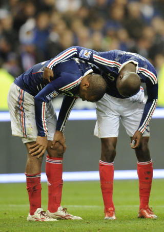INGEN SEIERSDANS: Thierry Henry (t.v.) og matchvinner William Gallas etter kampslutt. Henry stoppet ballen med armen f�r han serverte Gallas p� �pent m�l. Foto: Franck Fife, AFP/Scanpix