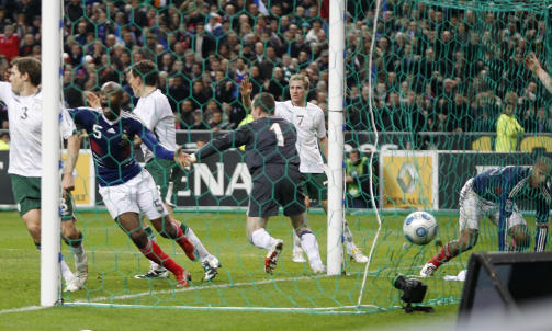 IRSKE PROTESTER: Mon tro hva Thierry Henry (t.h.) tenker mens Wililam Gallas jubler og irene med keeper Shay Given i front protesterer nyttel�st til den svenske dommeren Martin Hansson. Foto: Charles Platiau, Reuters/Scanpix