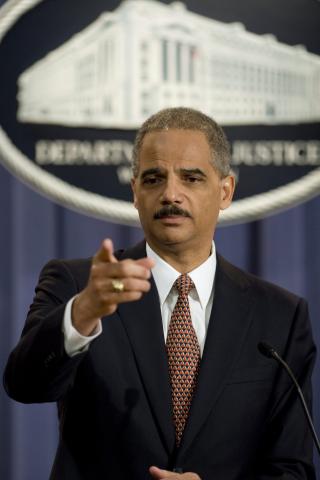 HARDE ORD: Justisminister Eric Holder kaller Khalid Sheikh Mohammed en feiging, og lover at USA ikke vil feile. Foto: EPA/MATTHEW CAVANAUGH/Scanpix