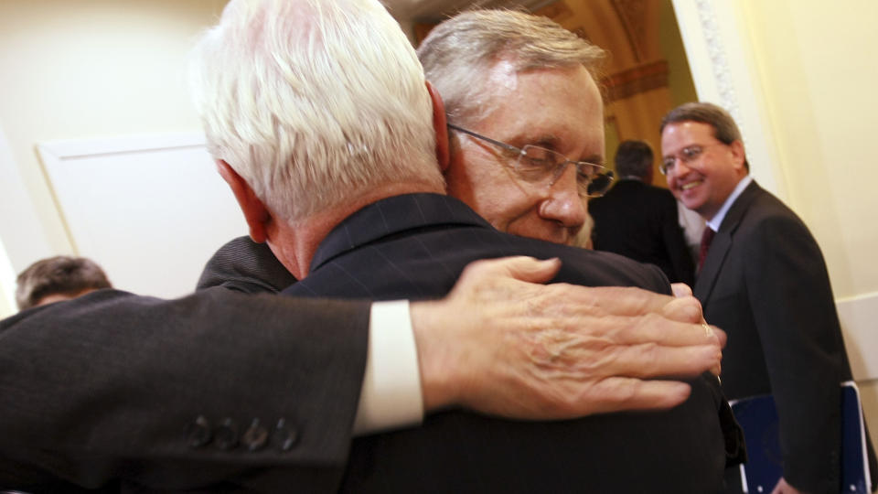 GJORDE DET STOLTENBERG IKKE TURTE: Demokratene Harry Reid (t.h.) og Chris Dodd gav hverandre en god klem etter at forslaget var lagt fram. Foto: Win McNamee/Getty Images/AFP/Scanpix