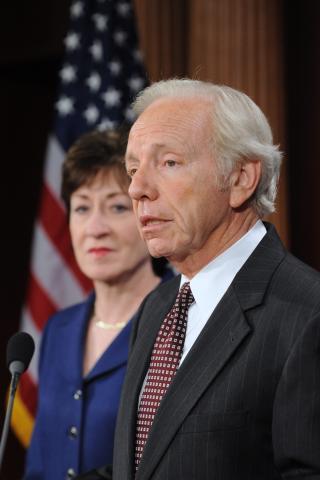 VIPPEPOSISJON: Forslaget trenger alle stemmer det kan f�. Den uavhengige senatoren Joe Lieberman kan bli en viktig brikke, men har varslet at han vil stemme mot forslaget. Foto: EPA/MICHAEL REYNOLDS/Scanpix