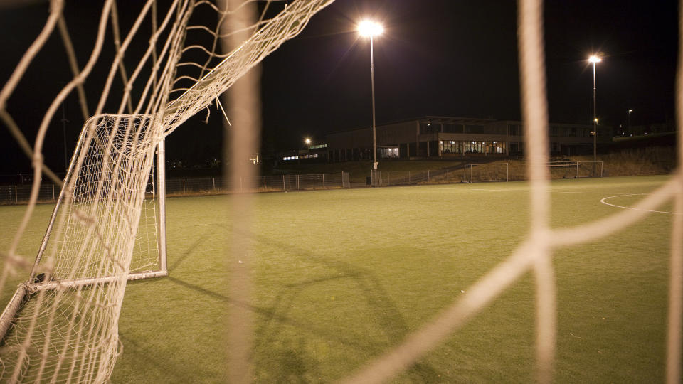 HJERTESTANS: En fotballspiller d�de etter at han fikk hjertestans under trening p� Terrabanen p� Heimdal i g�r.  Resten av laget var torsdag kveld samlet p� samfunnshuset i bakgrunnen. Foto: Ole Morten Melg�rd