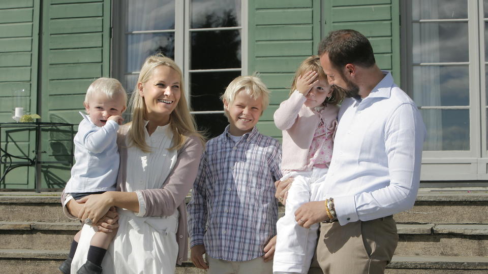 GJERDER INN �TTE PROSENT AV �Y...men ordf�reren vil ikke si hva kronprinsfamiliens nye feriested vil koste. Her er prinsesse Ingrid Alexandra, prins Sverre Magnus, Marius Borg H�iby (10), kronprinsesse Mette-Marit og kronprins Haakon avbildet. Foto: SCANPIX

Foto: Jacques Hvistendahl / Dagbladet