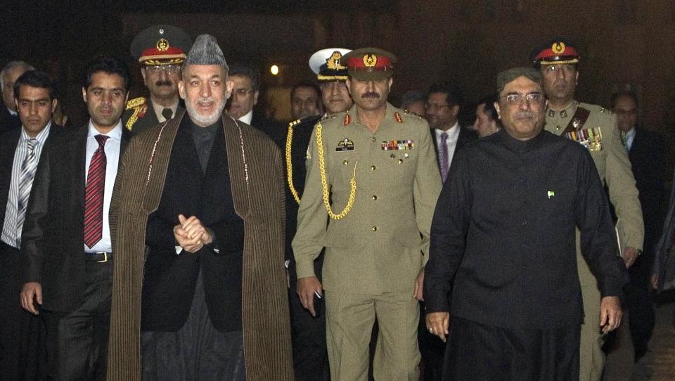 TATT I ED: 
Afghanistans president Hamid Karzai (i midten) ankommer presidentpalasset i Kabul sammen med Pakistans president Asif Ali Zardari kvelden f�r han ble tatt i ed for fem nye �r som Afghanistans president. Foto: SCANPIX