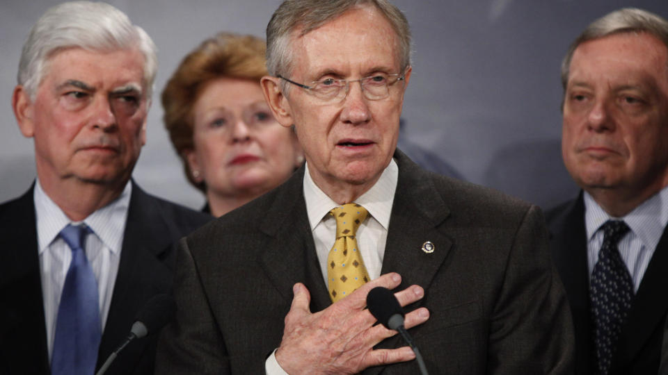 VIL GI HELSETJENESTER TIL 31 MILLIONER FLERE AMERIKANERE: Demokratenes majoritetsleder i Senatet Harry Reid la fram forslaget til helsereform for Senatet i g�r. Her sammen med senatorene Chris Dodd, Debbie Stabenow og Dick Durbin i en pressekonferanse etter fremleggelsen. Dragkampen er s� vidt i gang. Foto: AP/Manuel Balce Ceneta