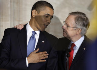 OVERTALTE: Harry Reid, her sammen med president Obama, har f�tt med seg to n�kkelpersoner i kampen for helsereform. Foto: AP Photo/Alex Brandon/Scanpix