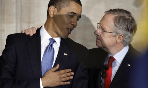 OBAMAS F�RSTE SEIER: Forrige l�rdag stemte et flertall i Representantenes Hus for helsereformen. Pakken som ble i Senatet fremlagt er billigere enn Husets pakke. Her Barack Obama i samtale med Harry Reid, som n� har en t�ff oppgave foran seg. Han m� overbevise alle de 60 demokratene i Senatet om � stemme for helsereformen. Foto: AP/Alex Brandon