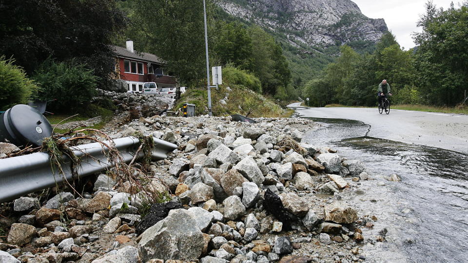 FLOM I FJOR: I fjor sommer var det flom i bygda Oltedal i Gjesdal. Gjesdal vil f� mye regn ogs� det kommende d�gnet, men ligger etter prognosene for langt s�r til � bli rammet av de verste regnmassene. Foto: ERLING H�GELAND/DAGBLADET