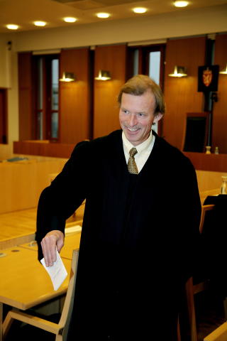 BIST�R: Advokat Frode Sulland bist�r familien til kokaintiltalte Stina Brendemo Hagen (19). Foto: Jacques Hvistendahl