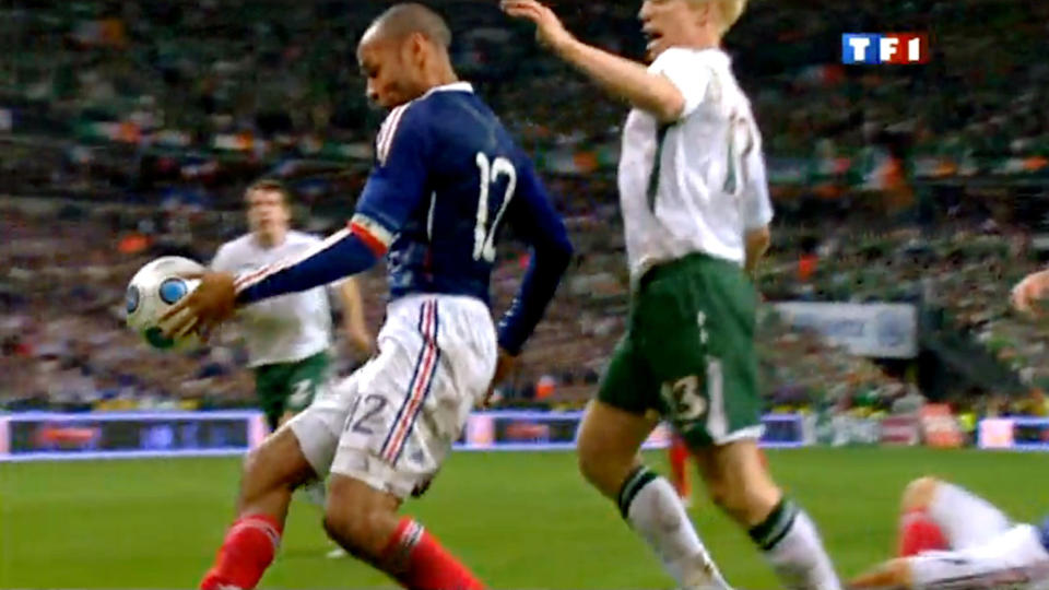 HANDSET SEG TIL VM: Her tar Thierry Henry ballen med h�nda f�r han lurer ballen over til Gallas. N� vil Irland at b�de de og Frankrike skal f� plass i VM. Foto: AFP/TF1