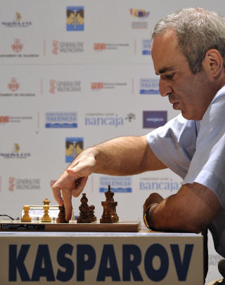 VALGTE � TRENE CARLSEN: Mannen som regnes som tidenes sjakkspiller, Garry Kasparov. Foto:  AFP PHOTO/ JOSE JORDAN