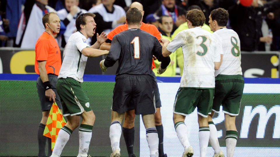 SVENSKE I ORANSJE: Her blir Martin Hansson omringet av irske spillere etter at han lot Frankrike-m�let st�. Foto: AFP/FRANCK FIFE