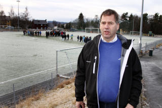TUNGT: Leder Magne Thorg�rd i Heimdal fotball har en tung dag p� idrettsanleggeti dag. Foto: Tom E. �sthuus.