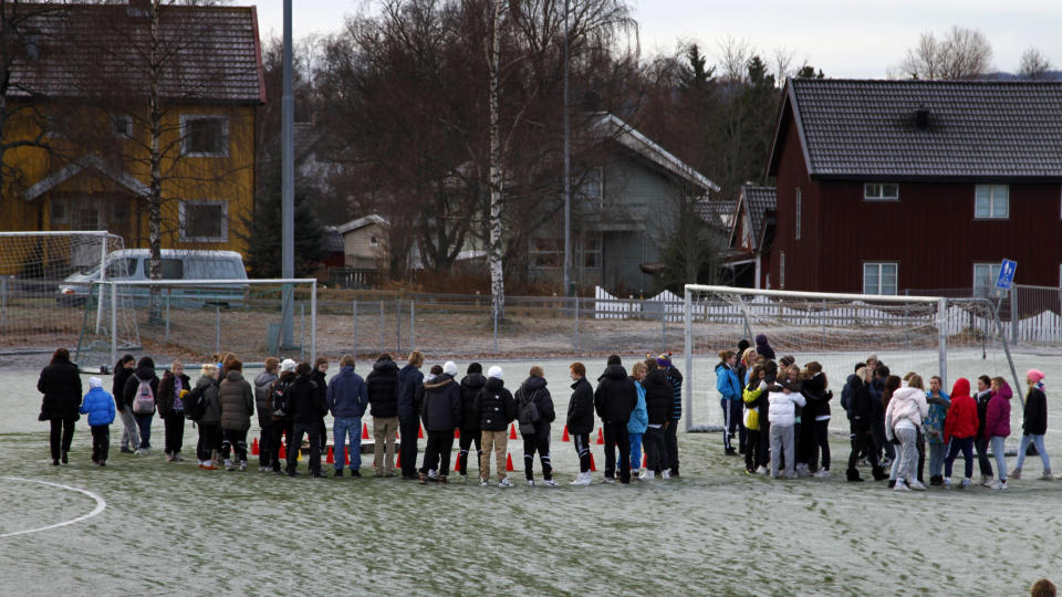 S�RGER: Mange ungdommer kommer i formiddag til Heimdal kunstgressbane for � legge ned blomster, lys og s�rge over den d�de 15-�ringen som fikk hjertstans under fotballtrening i g�r kveld. Foto: Tom E. �sthuus.