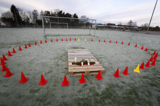 ULYKKESSTEDET: Stedet hvor 15-�ringen falt om med hjertestans er rammet inn med en sirkel av kjegler, der stadig flere blomster og lys legges inn. Foto: Tom E. �sthuus.