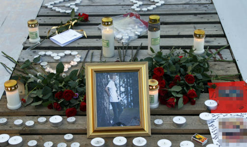 I SORG: Lagkamerater og venner har lagt ned lys og hilsner til minne om 15-�ringen. Foto: Tom E. �sthuus