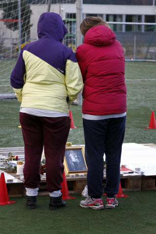SAMLET: Ungdommene samlet seg i sorgen i dag. Foto: Tom E. �sthuus