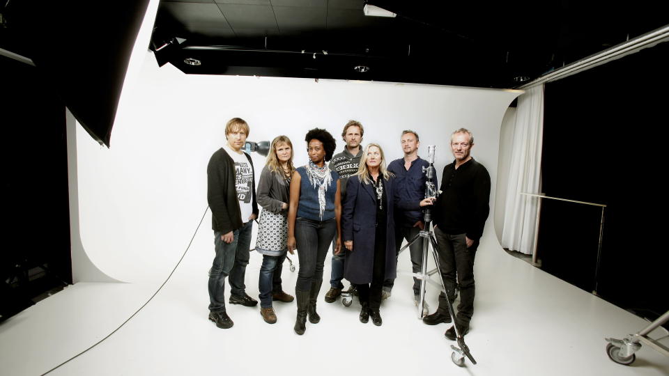 DE UTVALGTE: Leder Valerie Saunders (nr. tre f.v.) i Zentropa Norge har plukket ut Morten Tyldum (f.v.), Anita Killi, Jens Lien, Unni Straume, Magne Pettersen og Petter N�ss som Zentropas norske regiss�rer. Foto: Hans Arne Vedlog.

Foto: Hans Arne Vedlog/Dagbladet