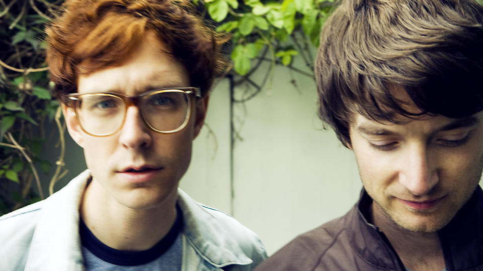 SINGEL OG SAMBO: Denne helga avslutter Kings of Convenience europaturneen. &mdash;Jeg er samboer, mens Erlend �ye lever det glade singelliv. S� kommer vi sammen og utveksler erfaringer og ser hvem som har det best, sp�ker Eirik Glambek B�e (t.h). Foto: �se Holte/EMI