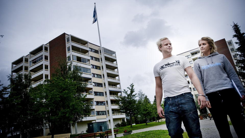 H�PER P� NYTT STYRE: Thomas Haugeland (22) og Lisbeth Berg (22) h�per et nytt styre i borettslaget vil f� orden p� problemene. I dag m�ter de til valg i den andre ekstraordin�re generalforsamlinga i Nedre Haugen Borettslag denne uka. Foto: Thomas Rasmus Skaug