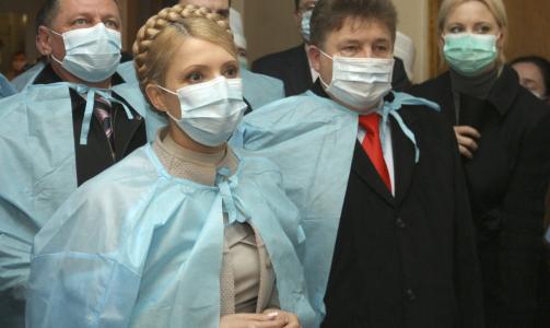 - BESKYTTER MEG MED HVITL�K: Ukrainas statsminister Julia Timosjenko har ikke tro p� vaksiner. Den oppfatningen deler hun trolig med mange, s�rlig eldre, ukrainere. - Jeg beskytter meg selv som alle andre, med sitron, l�k, hvitl�k - alt som er n�dvendig, sier hun p� riksdekkende tv. Her bes�ker hun et sykehus i Lutsk, 40 mil vest for Kiev. Foto: Aleksandr Prokopenko/AP