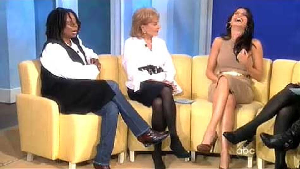 REAGERER: Whoopie Goldberg (til venstre) og Barbara Walters (i midten) reagerer med vantro etter at den colombianske modellen og skuespilleren Sofia Vergara akkurat har fleipet med at hun ble voldtatt da hun var 13 �r. 37-�ringen har en s�nn som er 18.