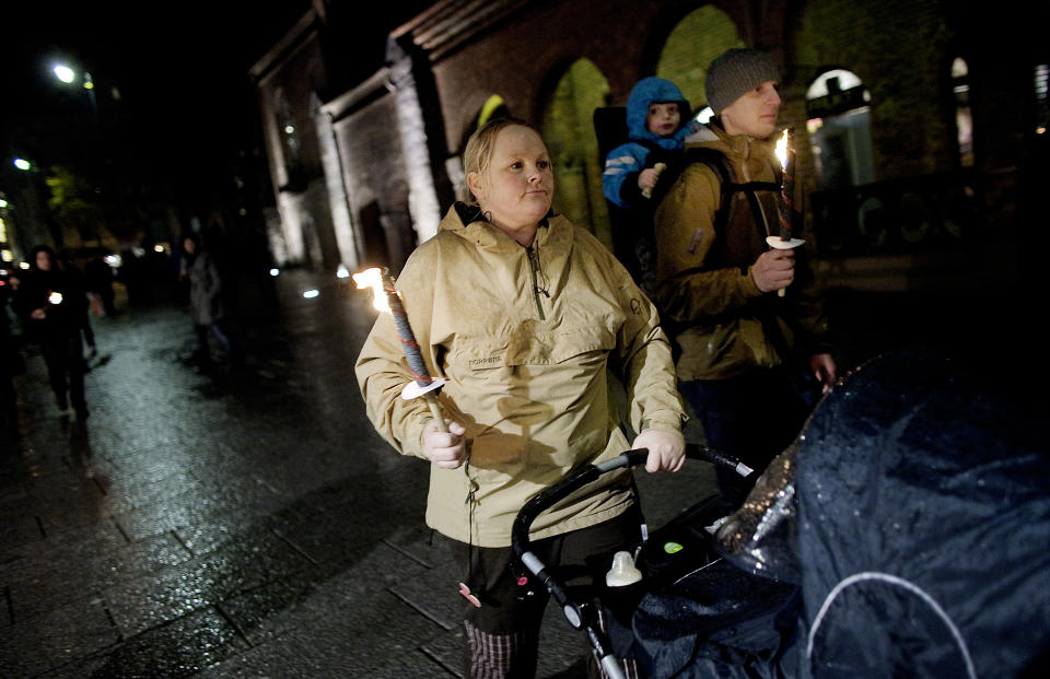- HAR IKKE TRUA P� DET: Det sier Cathrine Woldstad om vaksinen mot svineinfluensa, her med Carosander (2) i b�remeisen og mannen Anders. 
Foto: Torbj�rn Gr�nning  / Dagbladet