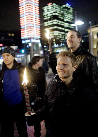 SNUDDE: Med et stort og �de Jernbanetorg i bakgrunnen, fant Kjetil Andreas Dreyer (28) (foran til h�yre) og resten av fakkeltoget ut at det skulle g� samme vei tilbake som det kom. Foto: Torbj�rn Gr�nning  / Dagbladet
