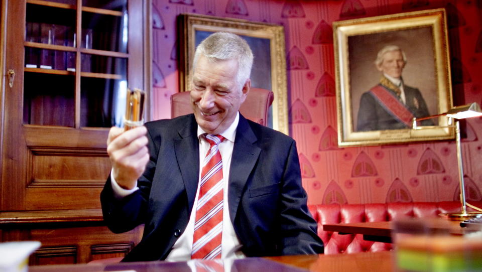 BLID FINANSMINISTER: Sigbj�rn Johnsen tar sitt nye kontor i n�rmere �yesyn. Finansministeren kan if�lge OECD v�re verdens f�rste til � f�re sitt lands �konomi ut av finanskrisen. Foto: Krister S�rb� / Dagbladet
