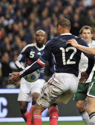 SAKENS KJERNE: Thierry Henry tar ballen med h�nda og legger inn til William Gallas som scorer og sender Frankrike til VM.Foto: EPA/PHILIPPE LECOEUR / MAXPPP
