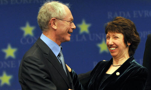 GRATULERER: Her gratulerer Herman Van Rompuy EUs nye utenriksminister Catherine Ashton. Foto: SCANPIX