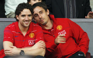 SNART TILBAKE: Owen Hargreaves er like ved full f�rstelagstrening for United. Her med Gary Neville. Foto: Paul Ellis / AFP.