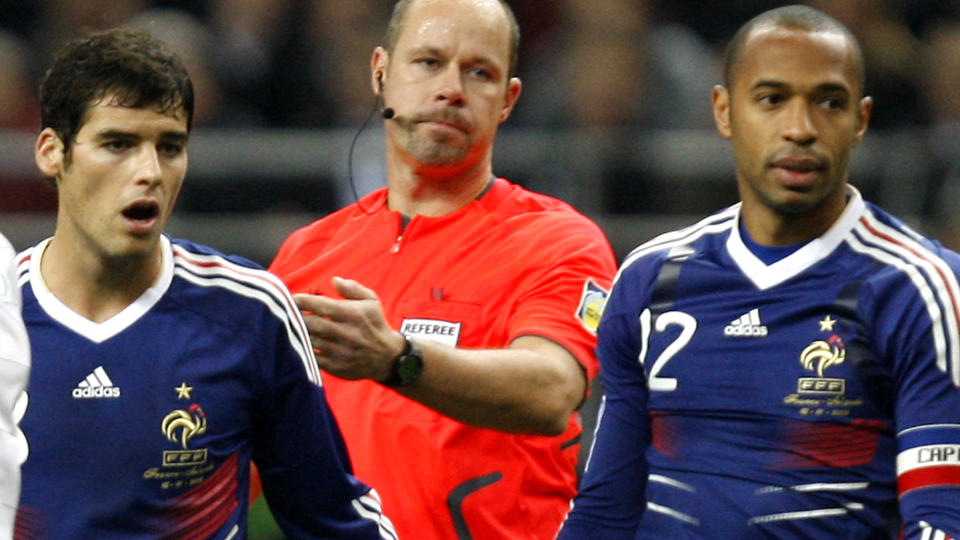 VIL HA OMKAMP: Thierry Henry, her sammen med Yoann Gourcufff og dommer Martin Hansson, mener irene hadde fortjent en ny sjanse mot Frankrike. Det har FIFA sagt nei til. Foto: Charles Platiau / REUTERS.