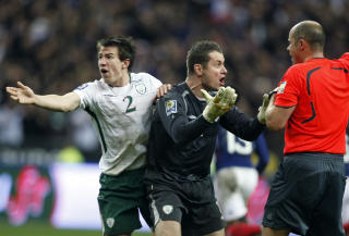 IRSK RASERI: Her er det Sean St Ledger (t.v) og Shay Given som pr�ver � snakke Hansson til fornuft. Foto: AP/Francois Mori