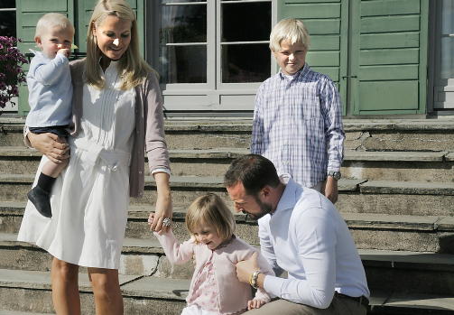 HJEMME P� SKAUGUM:  Kronprinsesse Mette-Marit (35) og kronprins Haakon (35) sammen med Mette-Marits s�nn Marius Borg H�iby (10), og parets felles barn Ingrid Alexandra (fem og et halvt) og Sverre Magnus (snart fire). Foto: Jacques Hvistendahl/ SCANPIX