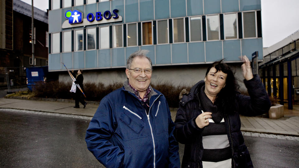 GIKK I DIALOG: Styreleder Tore-Jan �vsthun og styremedlem Aina Mads� var i m�te hos OBOS i dag. Der ble det klart at alle leilighetene i Nedre Haugen Borettslag ikke lenger skal legges ut for tvangssalg. Foto: LARS EIVIND BONES