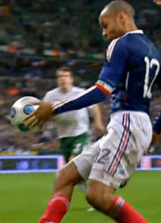 HANDSEN: Thierry Henry skaffet seg ballkontroll via armbruk. Foto: TV-stills fra TF1.