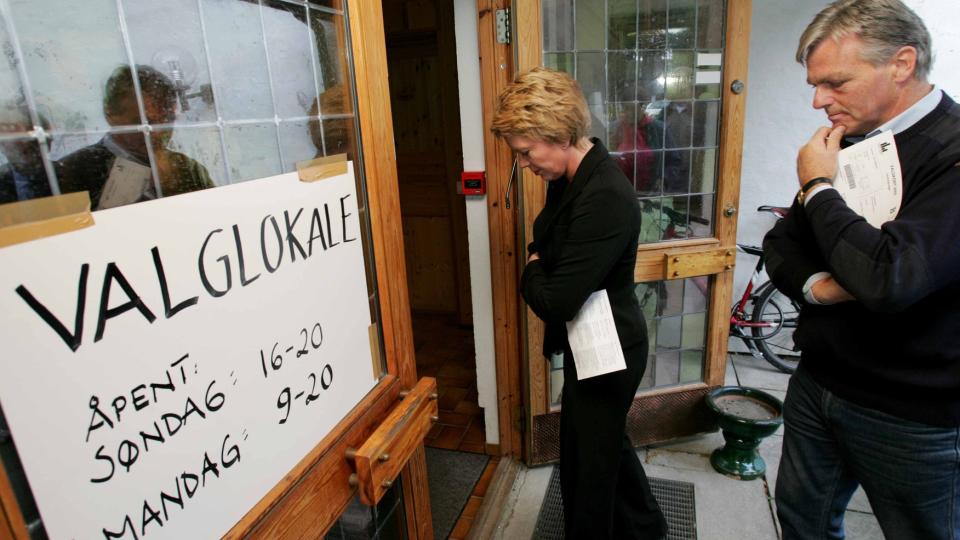 FIKK RESTSKATT: �slaug Haga og B�rd Hopland, her fotografert i 2005 i stemmelokalet p� Rustad skole i �s. Foto: �rn E. Borgen/SCANPIX