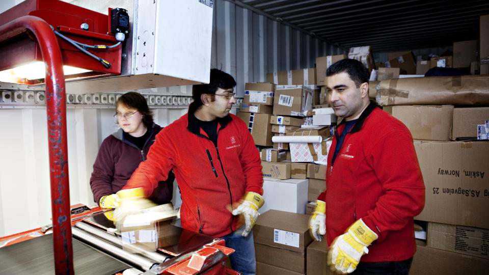 POSTEN LEVERER: Posten har satt helse, milj� og sikkerhet �verst p� agendaen p� alle lederm�ter. stupte sykefrav�ret. Hilde Skr�i (35) Hassan Riaz (33) og Vahik Panosian (39) liker seg blandt hyggelige kolleger. Foto: Nina Hansen / Dagbladet
