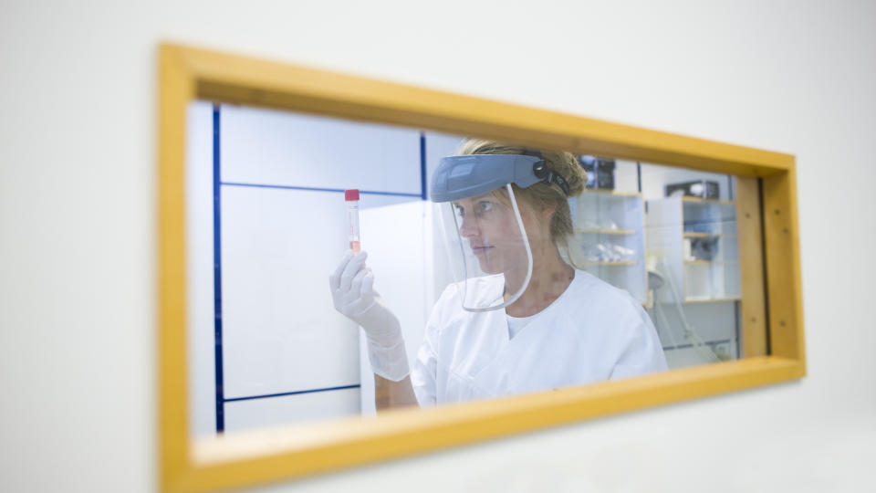 TESTER: Bioingeni�r Julie Mari Frigaard ved mikrobiologisk laboratorium ved Ullev�l Sykehus der man tar tester av virus A (H1N1), bedre kjent som svineinfluensa. Foto: Berit Roald/SCANPIX