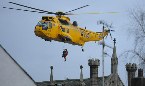 FLYS I SIKKERHET: Redningsmannskaper redder en person til sikkerhet i byen Cockermouth.  Foto: REUTERS/Nigel Roddis/SCANPIX